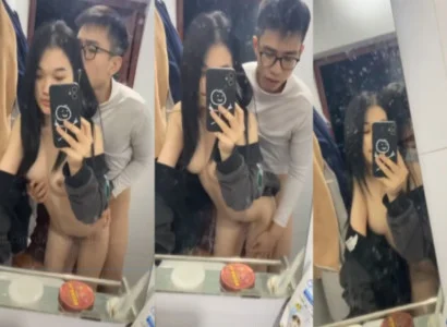 Hai bạn trẻ làm tình với nhau trước gương