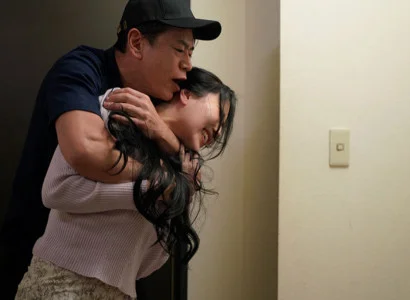 Nữ ca sĩ bị fan cuồng tấn công tình dục vì sự hấp dẫn tự nhiên
