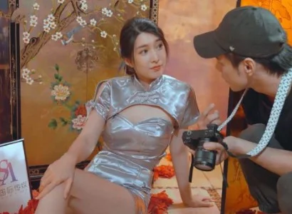 Anh chàng thợ chụp vừa ngắm ảnh vừa đụ nhau với người mẫu